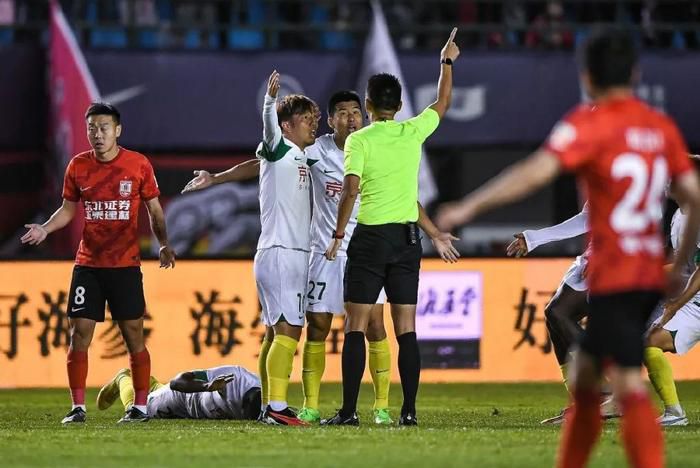 今日焦点战预告16:45 澳超赛场 悉尼FC VS 惠灵顿凤凰 惠灵顿凤凰强势出击能否在客场全身而退？01:30 意甲赛事 那不勒斯 VS 蒙扎 那不勒斯欲在主场迎来反弹重返欧战区!02:45 葡超赛场 本菲卡 VS 法马利卡奥 本菲卡对榜首之位虎视眈眈，法马利卡奥客场之旅恐难以全身而退？03:45 意甲赛事 热那亚 VS 国际米兰 国米已连续多场赛事保持不败，火“热”势头欲继续延续？ 事件那不勒斯后卫纳坦肩膀脱臼，马扎里：队医说他将缺席一个半月那不勒斯主帅马扎里称，后卫纳坦因肩膀脱臼将缺席一个半月时间。